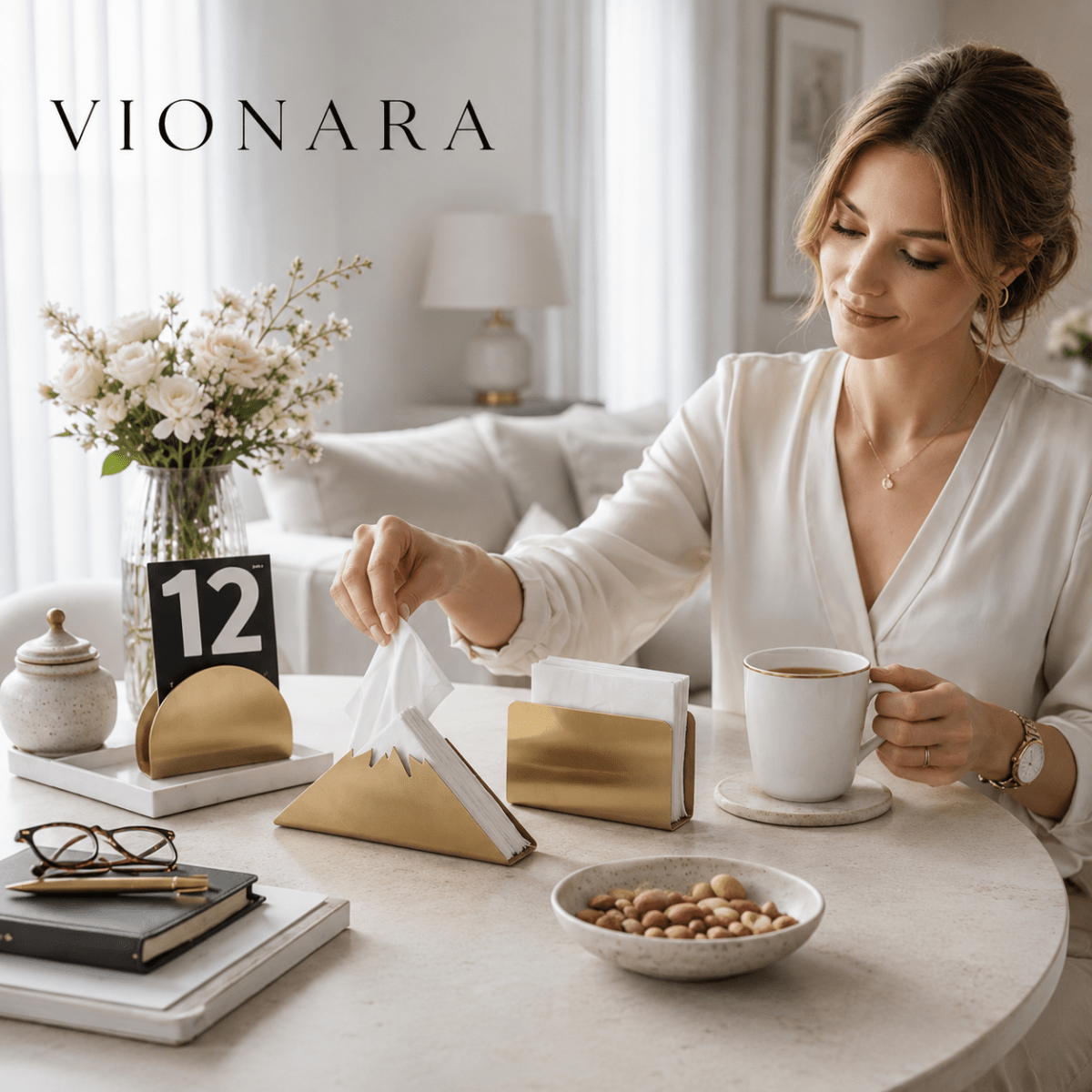Vionara - Porte-serviettes de table en acier doré au design sculptural | Vionara