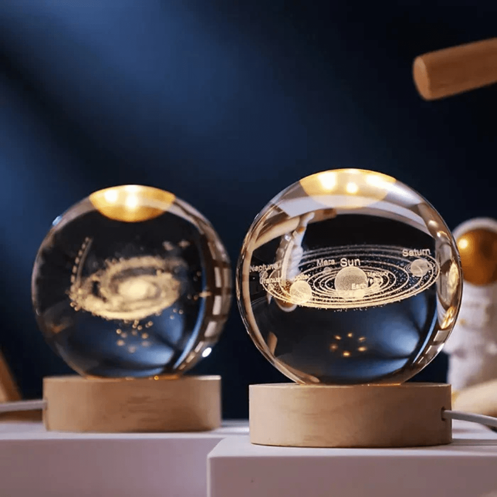 Vionara - Boule lumineuse gravée en verre sur socle en bois | Vionara