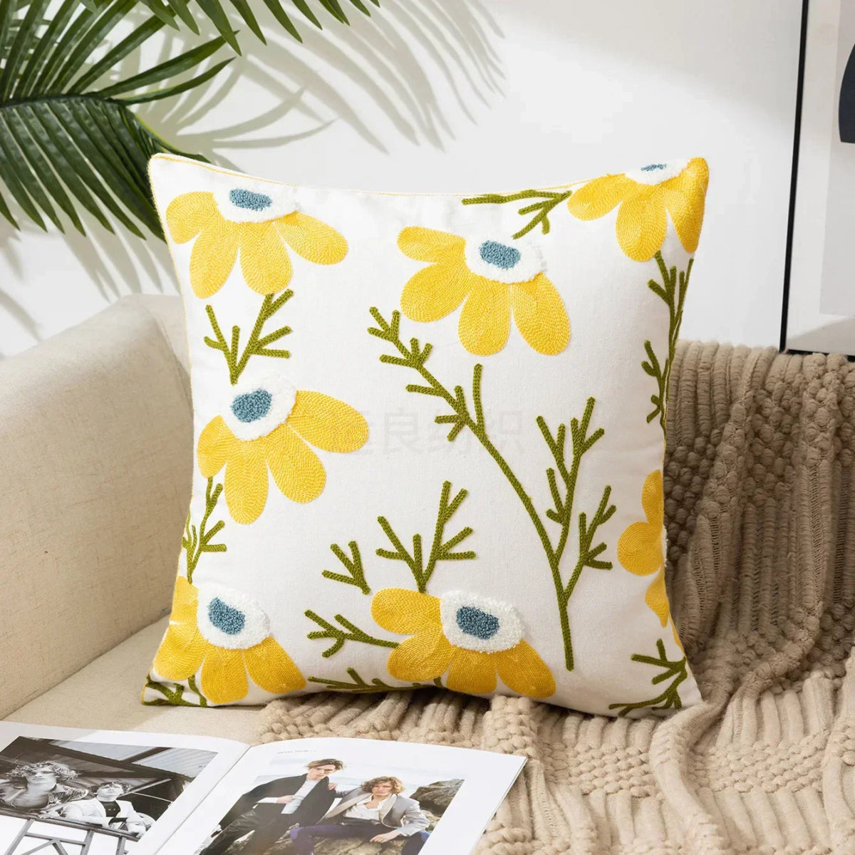 Vionara - Housse de coussin en coton brodé – Motif floral rustique | Vionara