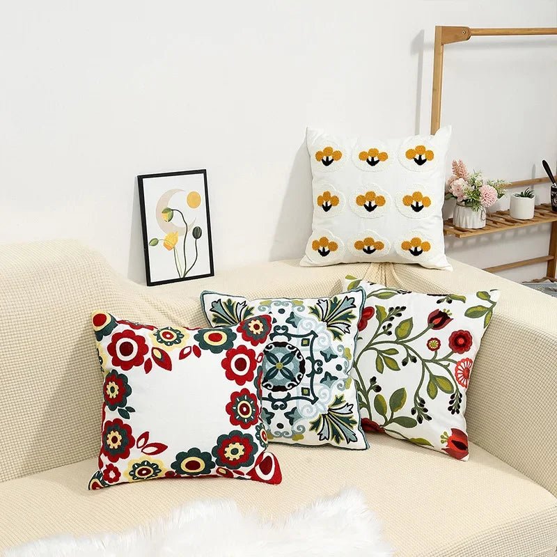 Vionara - Housse de coussin en coton brodé – Motif floral rustique | Vionara