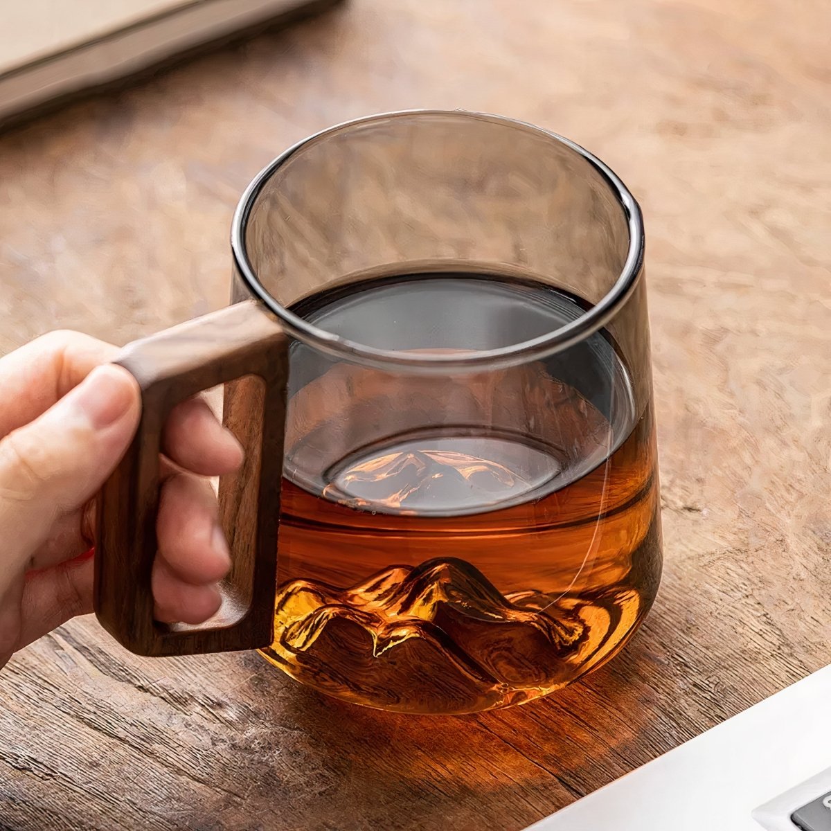Vionara - Tasses à café inclinées en verre fumé avec poignée en noyer