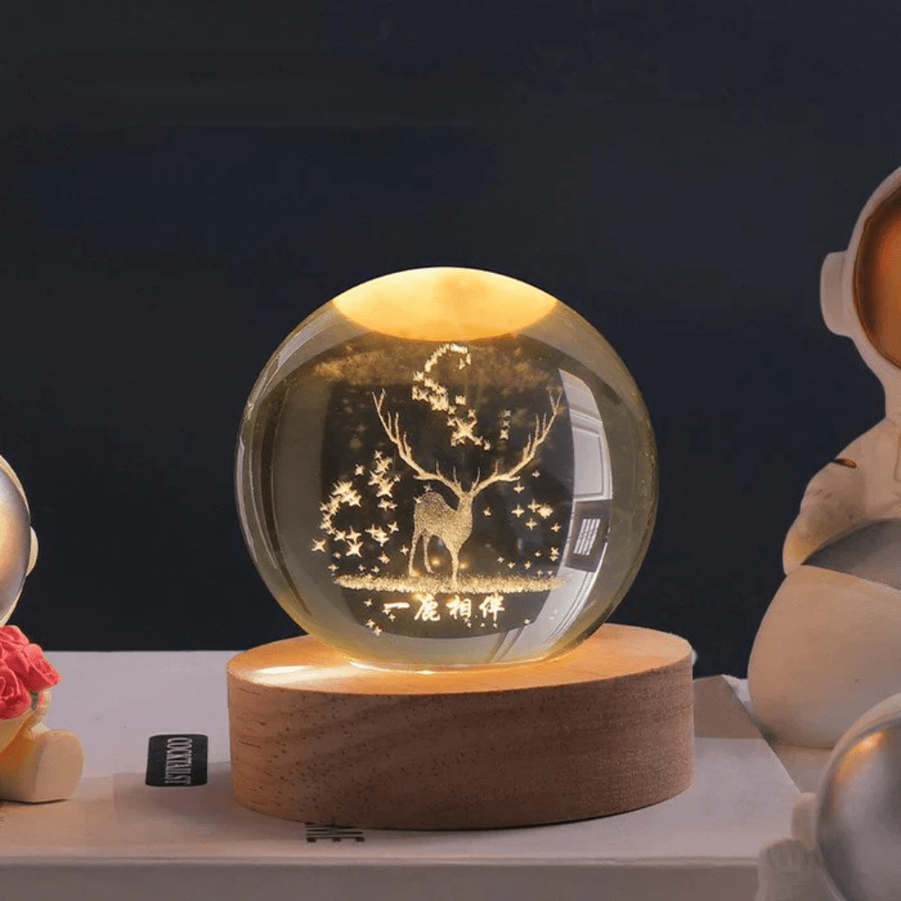 Vionara - Boule lumineuse gravée en verre sur socle en bois | Vionara