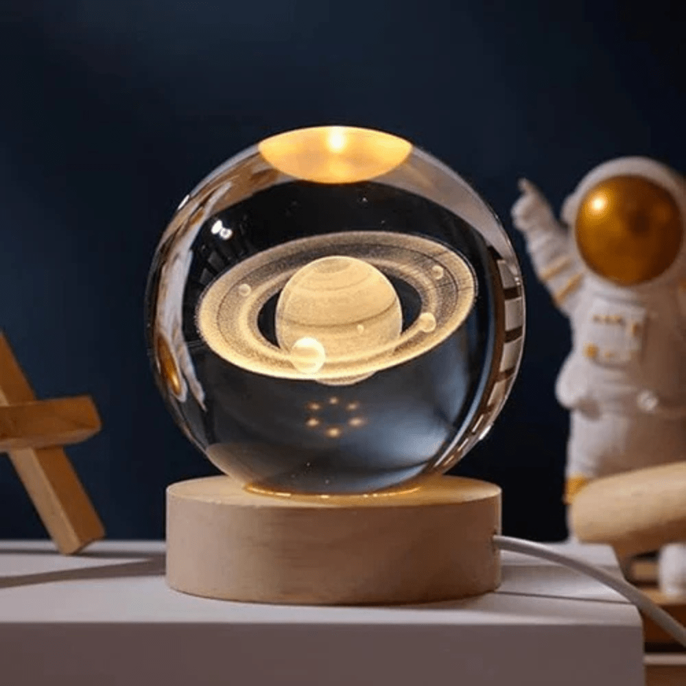 Vionara - Boule lumineuse gravée en verre sur socle en bois | Vionara