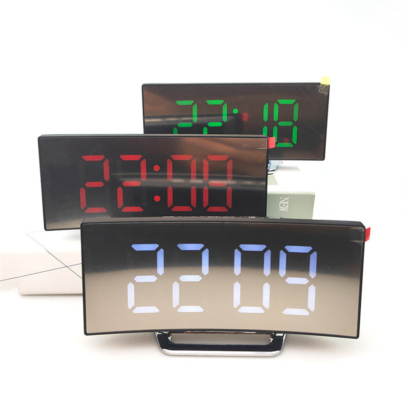 Compact digital alarm clock with curved screen | Vionara