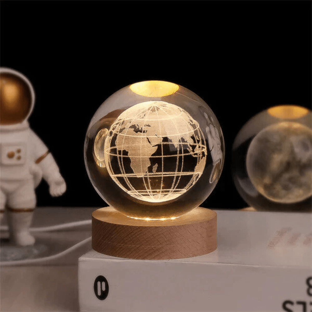 Vionara - Boule lumineuse gravée en verre sur socle en bois | Vionara