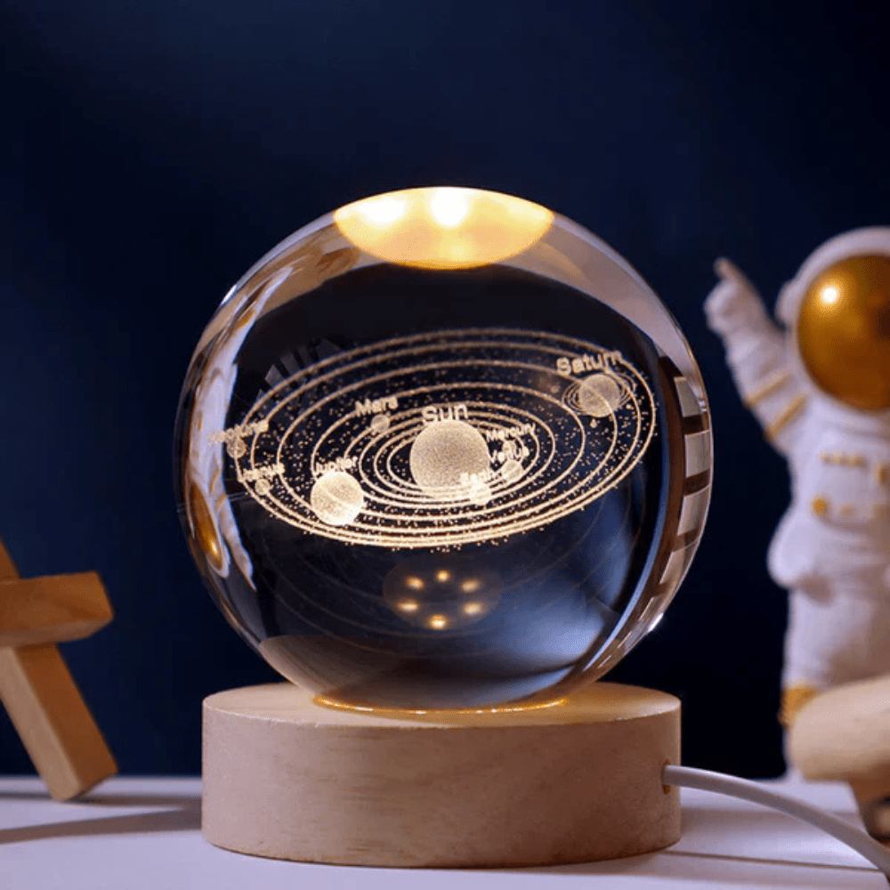Vionara - Boule lumineuse gravée en verre sur socle en bois | Vionara