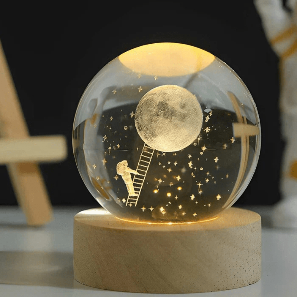 Vionara - Boule lumineuse gravée en verre sur socle en bois | Vionara