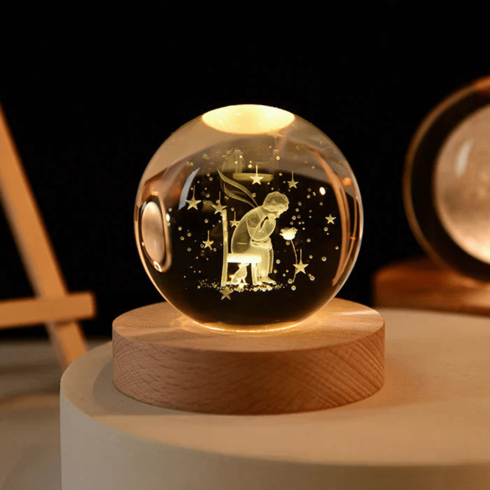 Vionara - Boule lumineuse gravée en verre sur socle en bois | Vionara