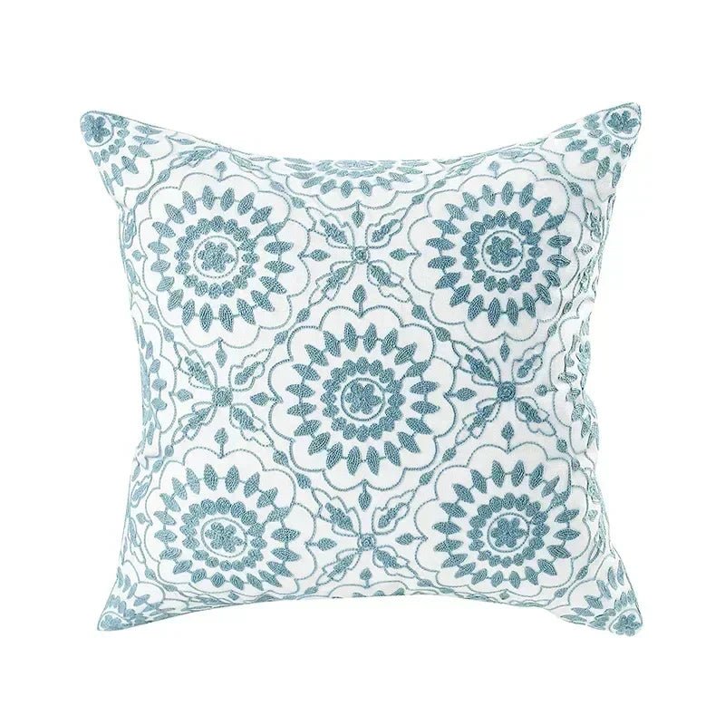 Vionara - Housse de coussin en coton brodé – Motif floral rustique | Vionara