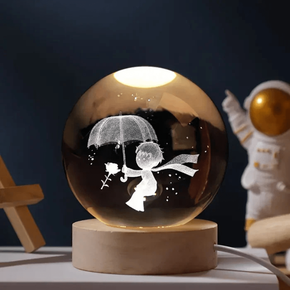 Vionara - Boule lumineuse gravée en verre sur socle en bois | Vionara