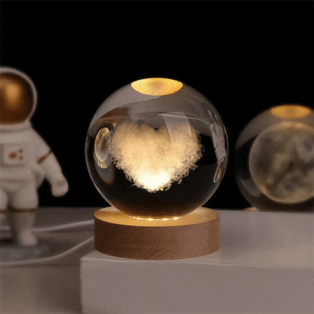 Vionara - Boule lumineuse gravée en verre sur socle en bois | Vionara